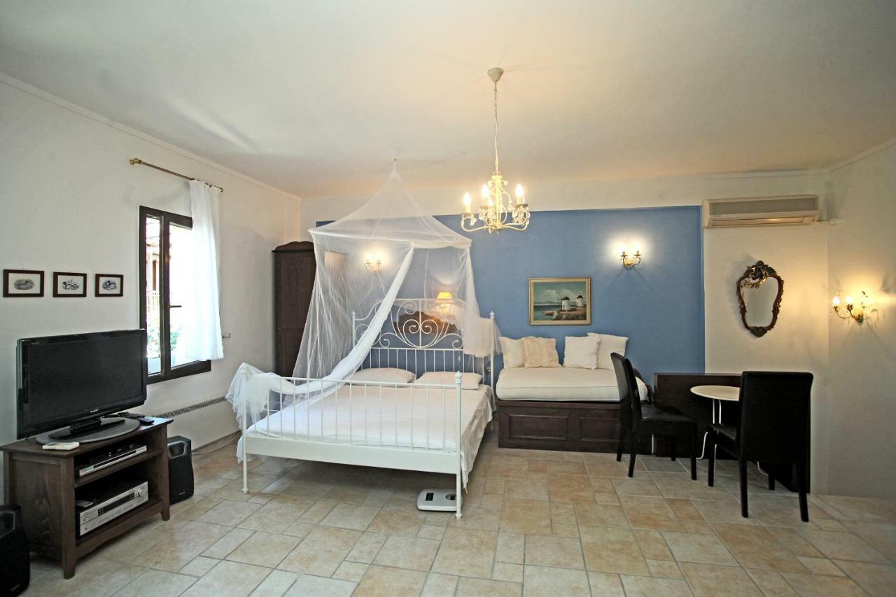 Beautiful In Traditional Halkidiki-uvc Sterilized Áfitos